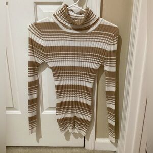 🔥EUC super cute turtleneck sweater, very soft and comfy. Love the colors.